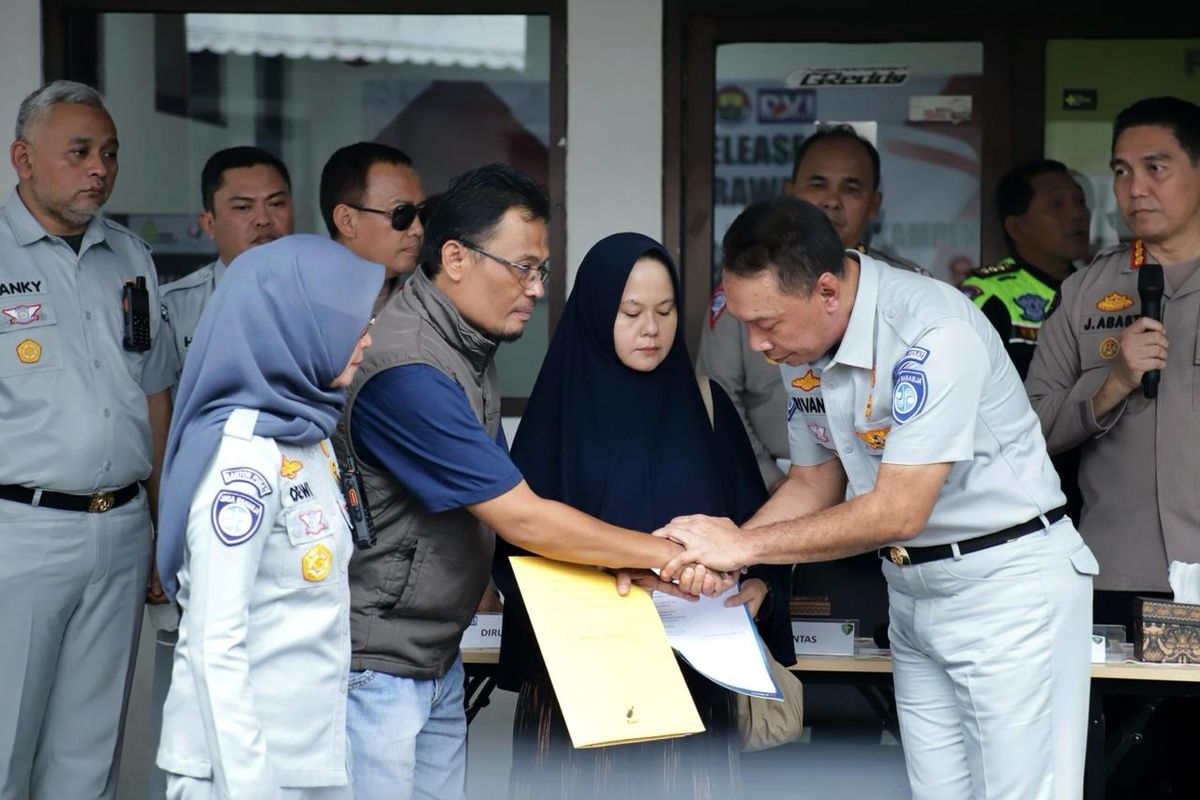 Direktur Utama (Dirut) Jasa Raharja Rivan A Purwantono menyerahkan santunan senilai Rp 50 juta kepada satu ahli waris korban kecelakaan maut di Tol Jakarta-Cikampek Km 58, Karawang, Jawa Barat (Jabar), Senin (8/4/2024).