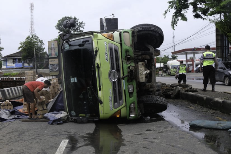 Kecelakaan truk di tol Tangerang-Merak