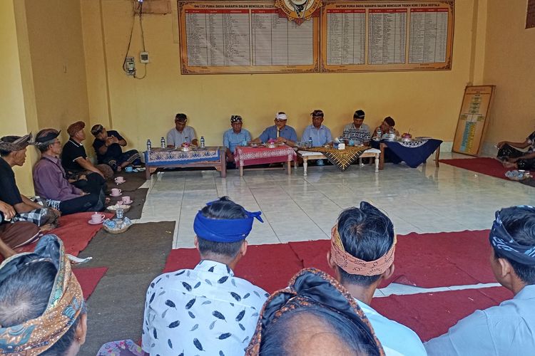 Pasangan calon (paslon) Bupati dan Wakil Bupati Buleleng nomor urut 1, I Nyoman Sugawa Korry dan Gede Suardana, berdialog dengan warga Desa Bestala, Kecamatan Seririt, Kabupaten Buleleng, Provinsi Bali, Minggu (6/10/2024).