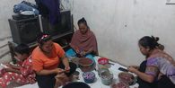 Jelang Perayaan Kemerdekaan, Emak-emak di Bogor Sibuk Kupas Bawang demi Upah Rp 1.200 Per Kg