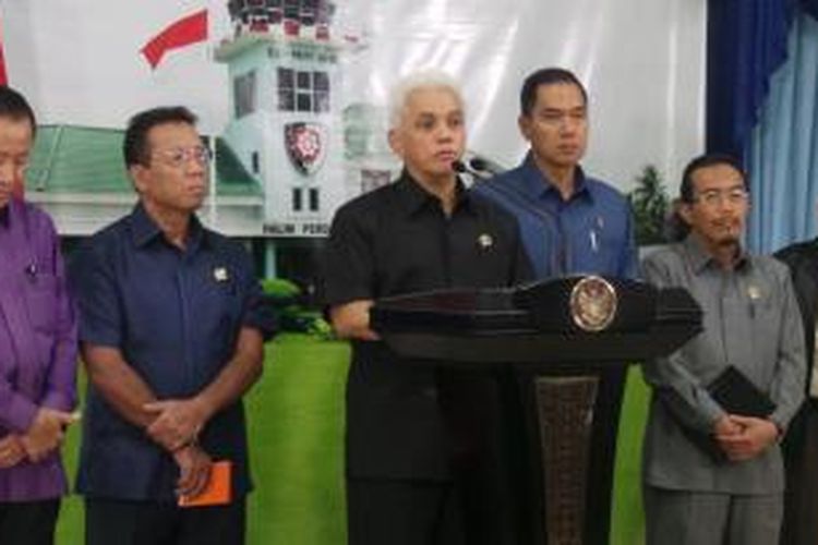 Menteri Koordinator Perekonomian Hatta Rajasa memberikan penjelasan soal langkah-langkah yang diambil pemerintah untuk menstabilkan harga daging sapi, Sabtu (13/7/2013) di Landasan Udara Halim Perdanakusuma.