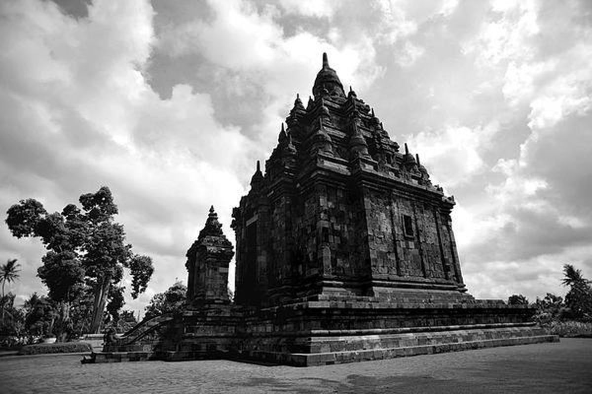 Pemugaran Candi Sojiwan di Desa Kebondalem Kidul, Prambanan, Klaten, Jawa Tengah, yang dimulai sejak tahun 1996 kini telah mencapai tahap akhir dan akan segera dibuka untuk obyek wisata, Rabu (23/11). Candi Sojiwan merupakan salah satu monumen dari Dinasti Mataram Kuno abad ke-8 hingga ke-10 Masehi yang didirikan oleh Raja Balitung untuk menghormati Nini Haji Rakryan Sanjiwana, neneknya.