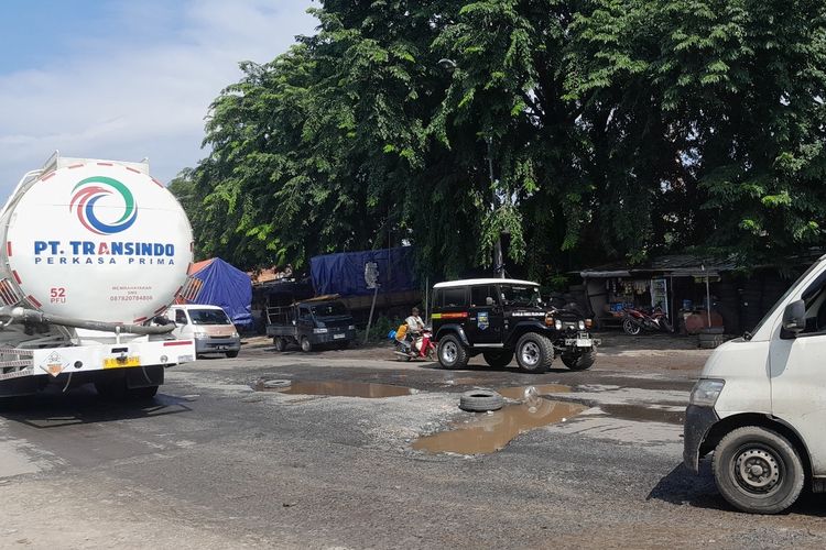 Kerusakan di jalan akses gerbang tol Karawang Timur, Karawang, Jawa Barat, Kamis (13/2/2025).