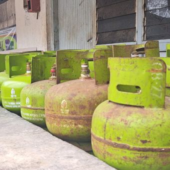 Gas elpiji 3 kg di pangkalan Jalan Ragasemangsang 1, Purwokerto, Kabupaten Banyumas, Jawa Tengah, Senin (3/2/2025). Klik Oss.go.id untuk Daftar Jadi Pangkalan Gas Elpiji 3 Kg