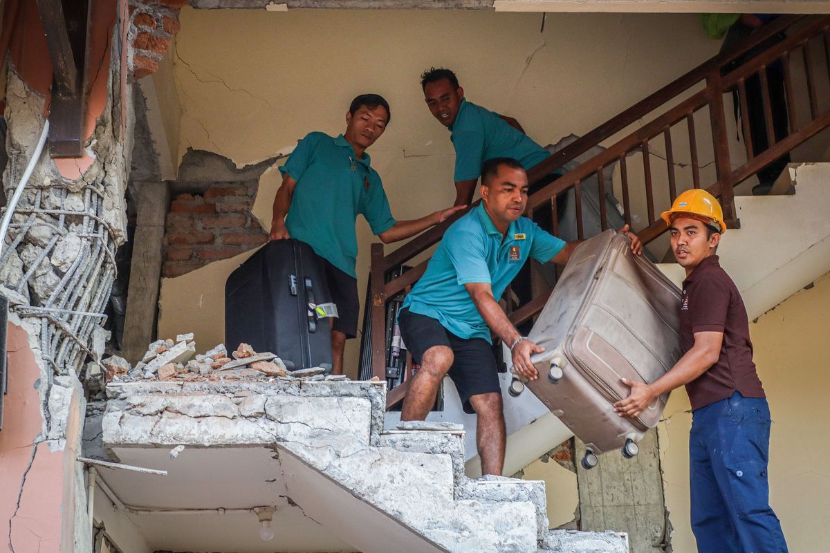 Pegawai hotel mengamankan barang-barang milik wisatawan dari gedung Hotel Jayakarta yang rusak akibat gempa di Labuan Bajo, Manggarai Barat, Nusa Tenggara Timur (NTT), Sabtu (15/8/2026). Badan Meteorologi, Klimatologi, dan Geofisika menyatakan gempa bumi berkekuatan 6,2 magnitudo dengan kedalaman 10 km di 46 kilometer timur laut Labuan Bajo itu terjadi pada pukul 06.13 WITA setelah sebelumnya gempa berkekuatan M 7,7 juga terjadi di timur laut Mbay Nagekeo, NTT. ANTARA FOTO/Gecio Viana/sth/nz
