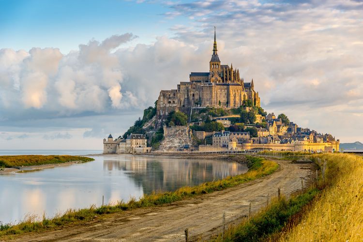 Pemandangan pagi hari di Mont Saint Michel