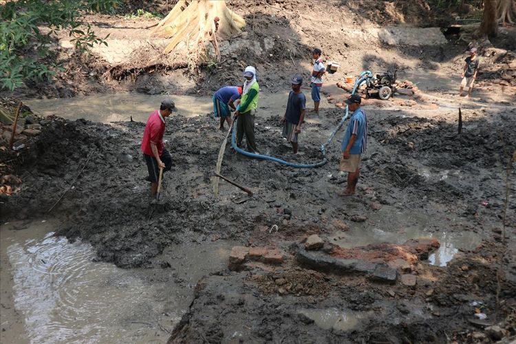 Struktur bangunan dari bata kuno kembali ditemukan saat penggalian di dasar sendang Sumberbeji, Selasa (16/7/2019). Penemuan ini merupakan penemuan ketiga di lokasi penemuan situs purbakala di Dusun Sumberbeji, Desa Kesamben, Kecamatan Ngoro, Kabupaten Jombang, Jawa Timur.  