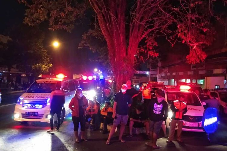 Kondisi kawasan rumah warga yang mengalami dugaan keracunan dipenuhi ambulans dan relawan yang berjaga di Pucang Sawit, Jebres, Kota Solo, Minggu (1/5/2022) malam