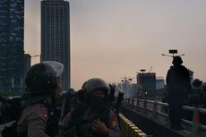 Demo Pelajar Rusuh di Flyover Slipi, Pelajar Lempar Batu hingga Petasan ke Polisi
