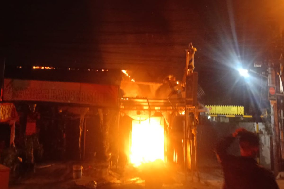 Kebakaran melanda satu unit ruko di Jalan Doktor Ratna, Jatiasih, Bekasi, pada Rabu (11/12/2019) dini hari. Kebakaran diduga akibat korsleting listrik.