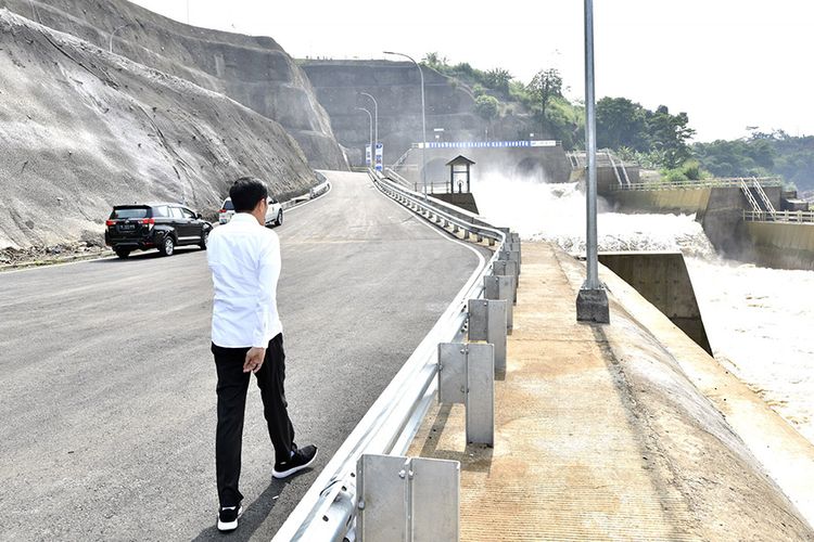 Presiden Joko Widodo saat menghadiri peresmian Terowongan Air Nanjung di Margaasih, Kabupaten Bandung, Jawa Barat, Rabu (29/1/2020). Presiden Jokowi meresmikan Terowongan Nanjung sepanjang 230 meter dengan diameter 8 meter yang dibangun sebagai salah satu langkah penanggulangan banjir di kawasan Bandung Selatan.