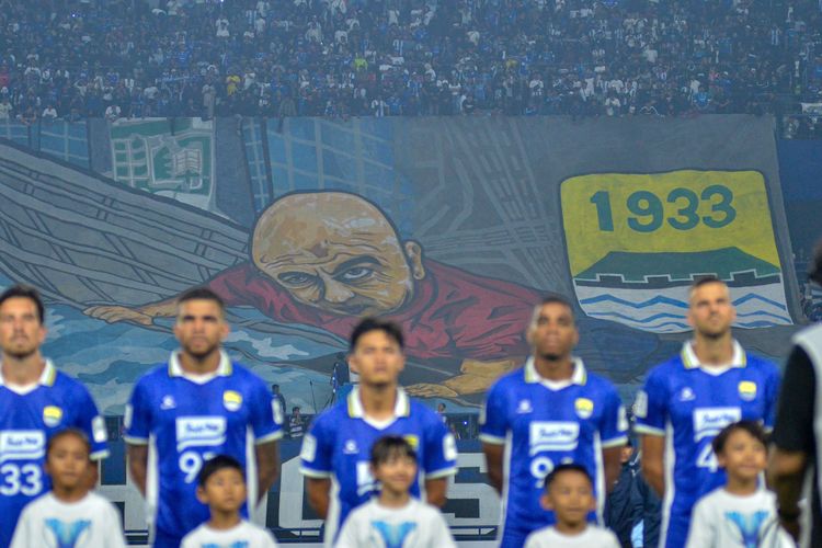 Spanduk besar karya Bobotoh di Tribun Timur terpampang di laga Persib Bandung vs Ratchaburi FC (Thailand) pada laga 16 besar AFC Champions League Two (ACL 2) 2025-2026, Rabu (18/2/2026) di Stadion Gelora Bandung Lautan Api (GBLA). 
