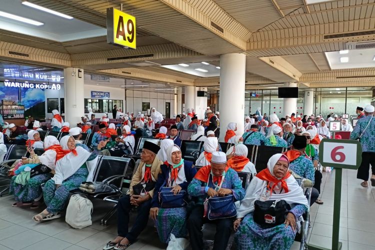 Jamaah Haji Kloter 8 Debarkasi Batam asal Riau tiba di Tanah Air.