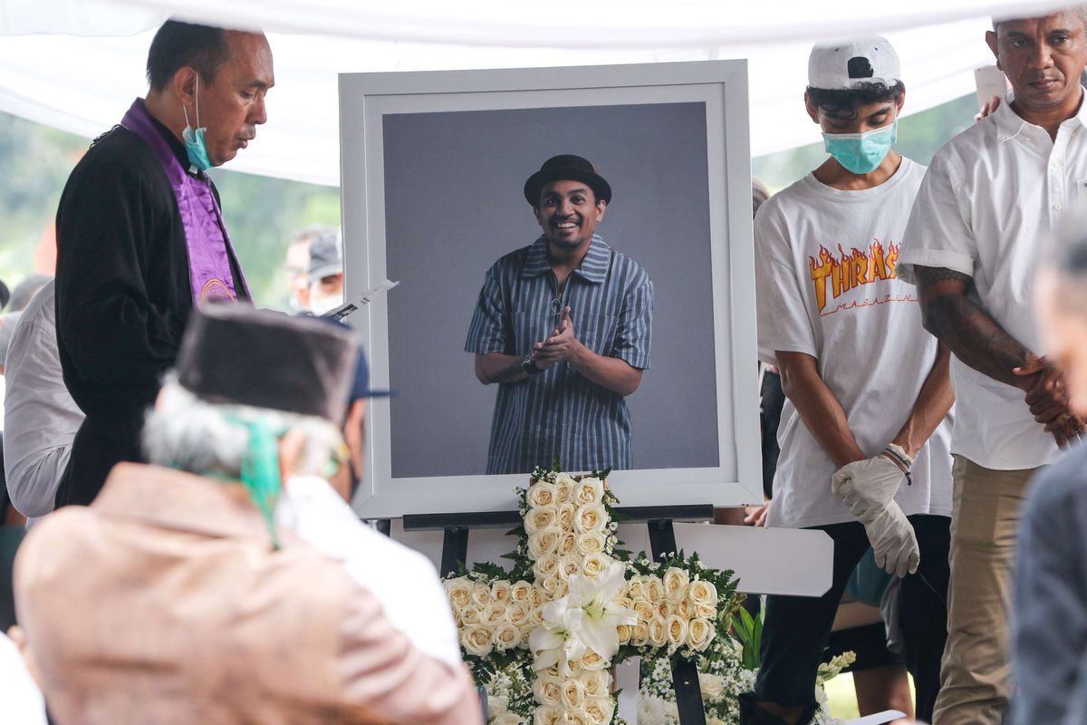 Pemakaman penyanyi Glenn Fredly di TPU Tanah Kusir, Jakarta, Kamis (9/4/2020). Glenn dinyatakan mengidap meningitis sebelum mengembuskan napas terakhirnya.