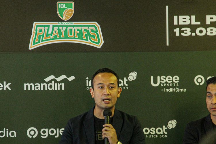 Direktur Utama Indonesian Basketbal League (IBL) dalam jumpa wartawan di salah satu hotel di Bandung jelang babak Playoffs di Gor C-Tra Arena.