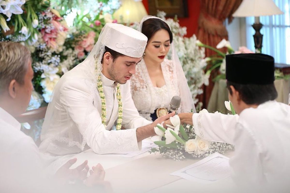 Penyanyi Aura Kasih melaksanakan akad nikah dengan Eryck Amaral di Jakarta pada 22 Desember 2018.