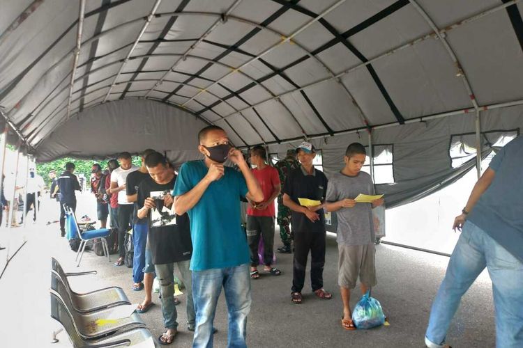 Sebanyak 136 pekerja migran Indonesia yang dideportasi yang dipulangkan Pemerintah Malaysia menjalani pemeriksaan di PLBN Entikong, Sanggau, Kalimantan Barat, Senin (11/5/2020).