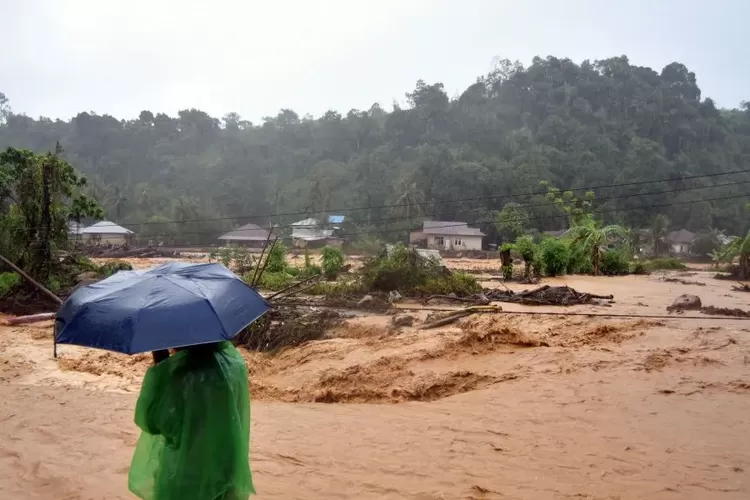 Banjir bandang kembali menerjang Kota Padang, Sumatera Barat, Minggu (14/12/2025). Ini merupakan banjir keempat sejak 25 November. 