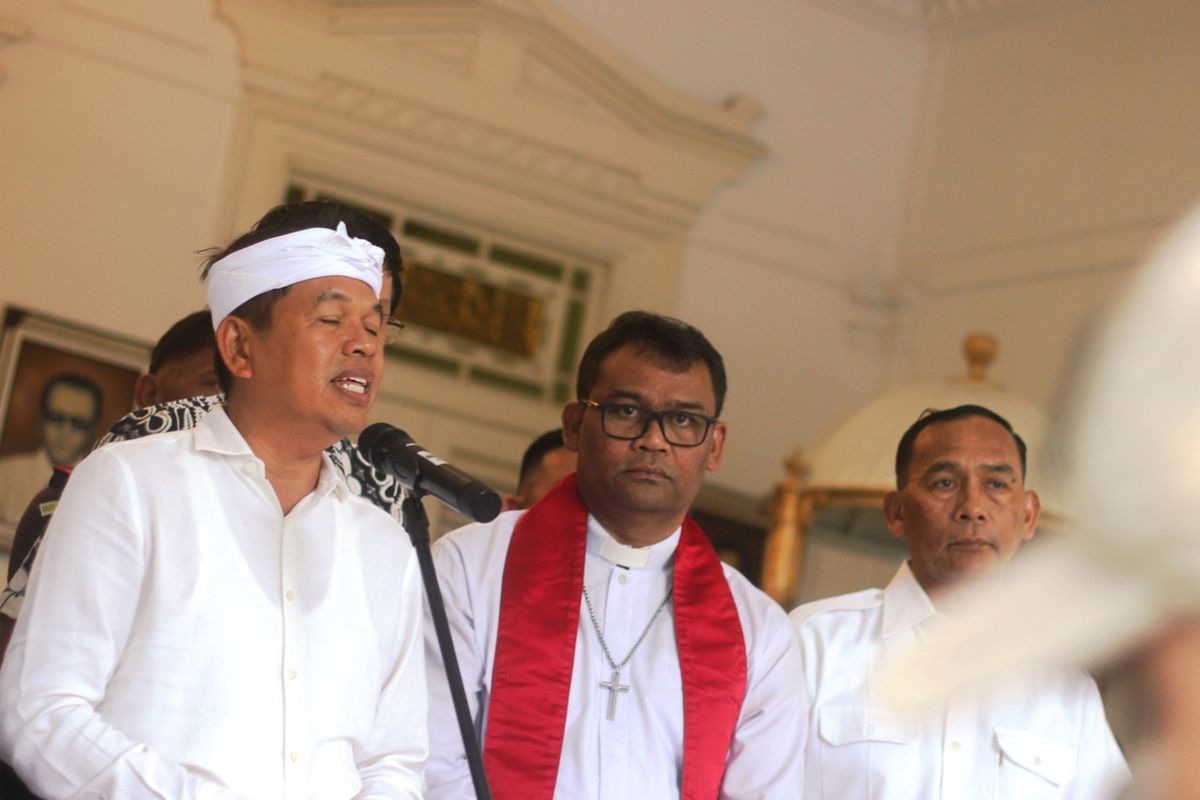 Gubernur Jawa Barat, Dedi Mulyadi berbicara dihadapan wartawan di Pendopo Bupati Cianjur, Selasa (12/8/2025) usai memediasi perkara perdata antara gereja dengan pihak perbankan akibat kredit macet.