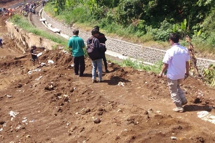 Kondisi tanah pada proyek pembangunan rel ganda atau double track di Desa Watesjaya, Kecamatan Cigombong, Kabupaten Bogor, Jawa Barat, pasca kejadian Sabtu (16/11/2019)