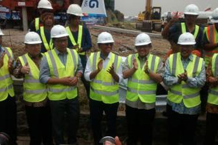 Wali Kota Bandung, Ridwan Kamil bersama Menteri BUMN, Dahlan Iskan, serta Gubernur Jawa Barat, Ahmad Heryawan, menghadiri groundbreaking renovasi Bandara Husein Sastranegara, Kota Bandung, Senin (29/9/2014).Putra Prima <memangputra@gmail.com>