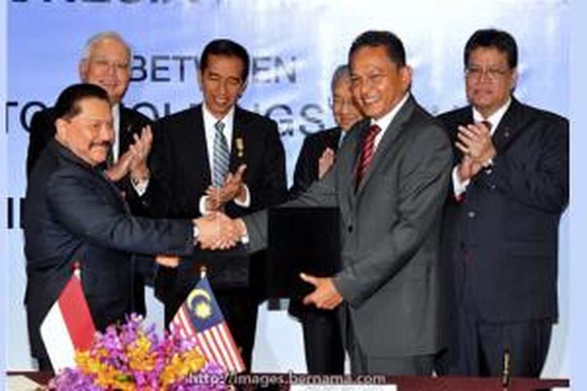 Penandatanganan MOU antara Proton dan PT Adiperkasa, disaksikan Presiden Jokowi dan PM Malaysia. Foto dimuat di Bernama.com (5/2/2014).