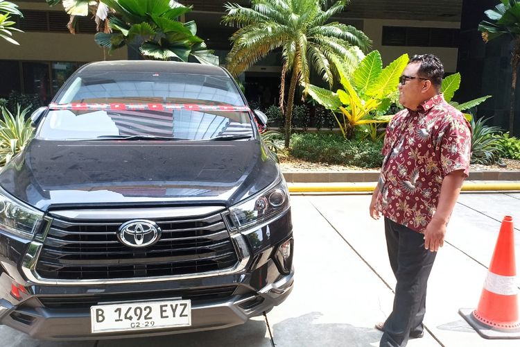 Penyidik Komisi Pemberantasan Korupsi (KPK) menyita satu unit mobil milik Indira Chunda Thita, anak dari Eks Menteri Pertanian Syahrul Yasin Limpo (SYL). 