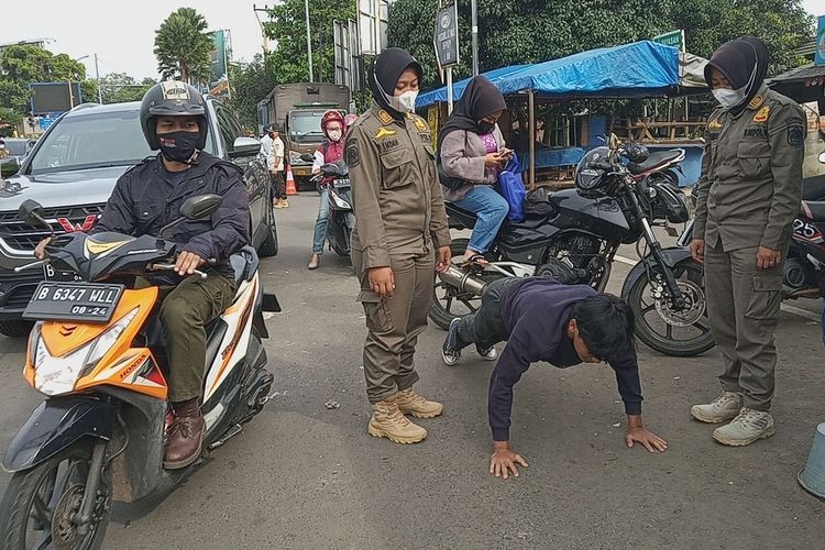 Sejumlah petugas gabungan Satgas Penanganan Covid-19 sedang memeriksa pengendara yang hendak menuju kawasan Puncak Bogor, Jawa Barat, Sabtu (19/6/2021).