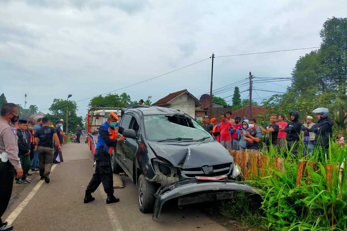Foto-foto: Mobil Dinas Pejabat Disdik Kabupaten Tasikmalaya ringsek usai tertabrak dan terseret Kereta Api (KA) Barang saat tak hati-hati menyeberang di perlintasan rel tanpa palang pintu depan Pontren Miftahul Huda, Manonjaya, Kabupaten Tasikmalaya, Kamis (10/3/2022) pagi.