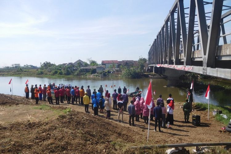 Upacara bendera nan sederhana di Sungai Juwana wilayah Desa Purworejo, Kecamatan Pati, Kamis (17/8/2023).