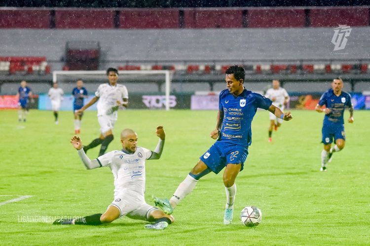 Pemain Arema FC Diego Michiels menghalau bola yang dibawa pemain PSIS Semarang pada pertandingan pekan 20 Liga 1 2021-2022 yang berakhir dengan skor 0-0 di Stadion Kapten I Wayan Dipta Gianyar, Senin (17/1/2022) malam
