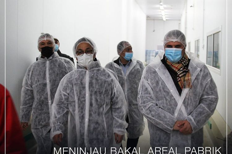 Duta Besar Luar Biasa dan Berkuasa Penuh RI untuk Bulgaria, Albania dan Makedonia Utara, Iwan Bogananta saat berkunjung ke areal pabrik rendang Indonesia Untuk pasar Eropa.