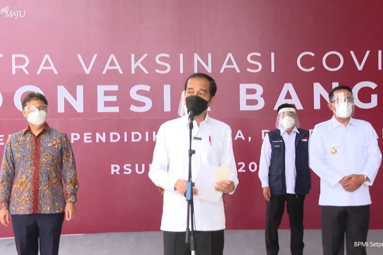 Foto tangkapan layar YouTube Sekretariat Presiden: Presiden Joko Widodo meninjau pelaksanaan vaksinasi Covid-19 massal di Rumah Sakit Universitas Indonesia (RS UI) Depok, Jawa Barat, Rabu (9/6/2021). 