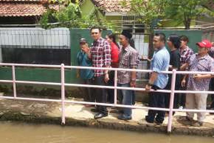 Calon gubernur nomor dua, Basuki Tjahaja Purnama alias Ahok saat meninjau kondisi saluran air di permukiman warga di Lenteng Agung, Jagakarsa, Jakarta Selatan, Senin (31/10/2016). 