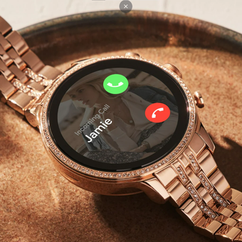 Smartwatch Fossil Gen 6 bisa melakukan dan menerima panggilan telepon bila terhubung dengan smartwatch Android maupun iOS.