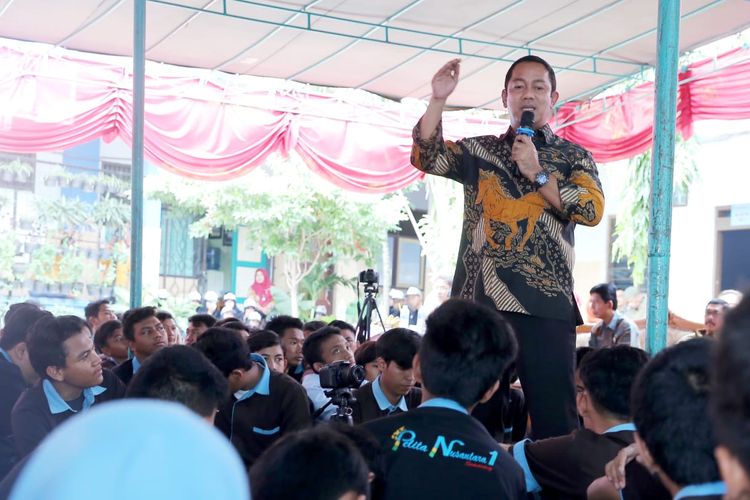 Wali Kota Semarang Hendrar Prihadi saat menghadiri doa bersama menyongsong Ujian Nasional Berbasis Komputer (UNBK) di Sekolah Menengah Kejuruan (SMK) Pelita Nusantara 1, Jumat (13/3/2020).