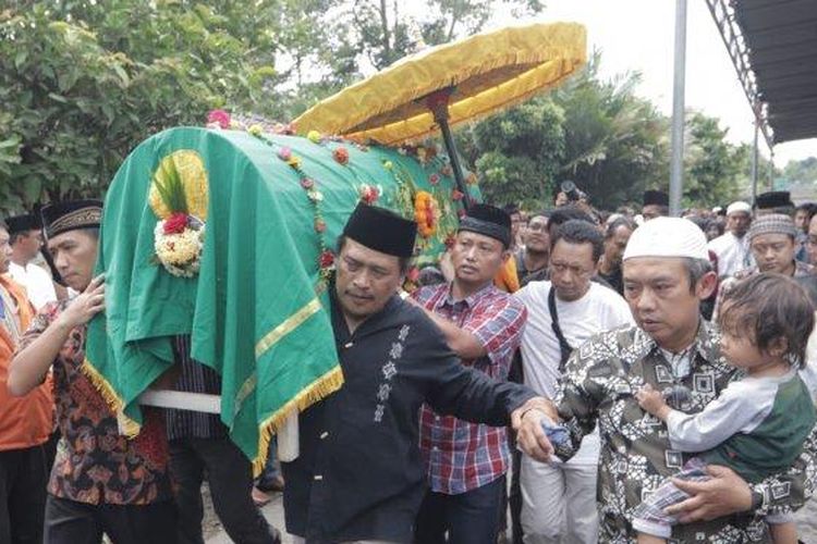 Khoirunnisa Nur Cahyani Sukmaningdyah, yang merupakan salah satu korban meninggal saat acara susur sungai dimakamkan hari Sabtu (22/2/2020) ini di makam Dusun Karanggawang Girikerto, Turi. (Tribunjogja.com | Hasan Sakri)
