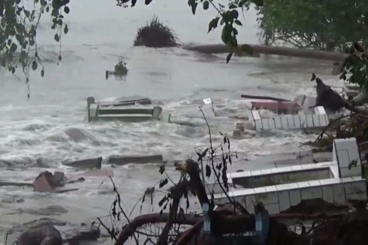 Kompleks pemakaman warga di Polewali Mandar, Sulawesi Barat, yang hancur setelah dihantam gelombang pasang.