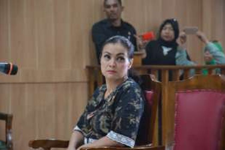 Permaisuri Sultan Ternate Nita Budi Susanti menjalani sidang perdana perkara dugaan pemalsuan akta kelahiran putra kembar di Pengadilan Negeri Ternate, Maluku Utara Kamis (14/4/2016)