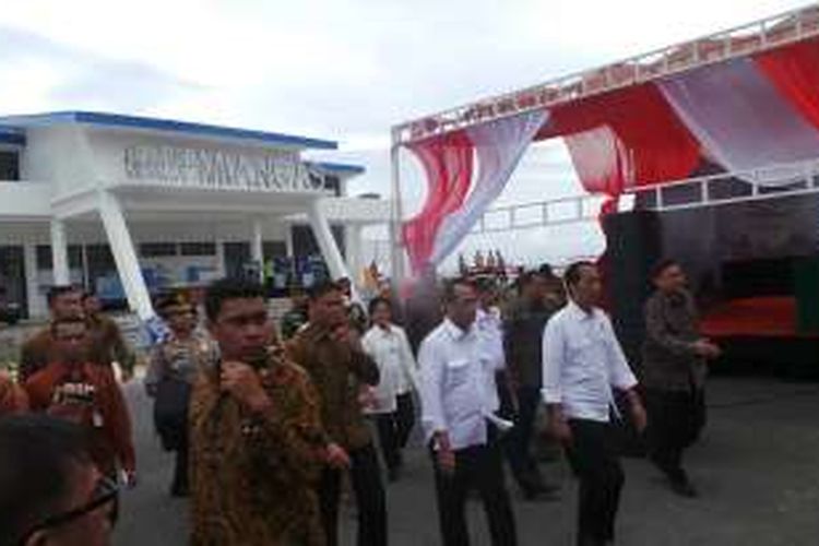 Presiden Jokowi dan rombongan tiba di Bandara Miangas, Rabu (19/10/2016).