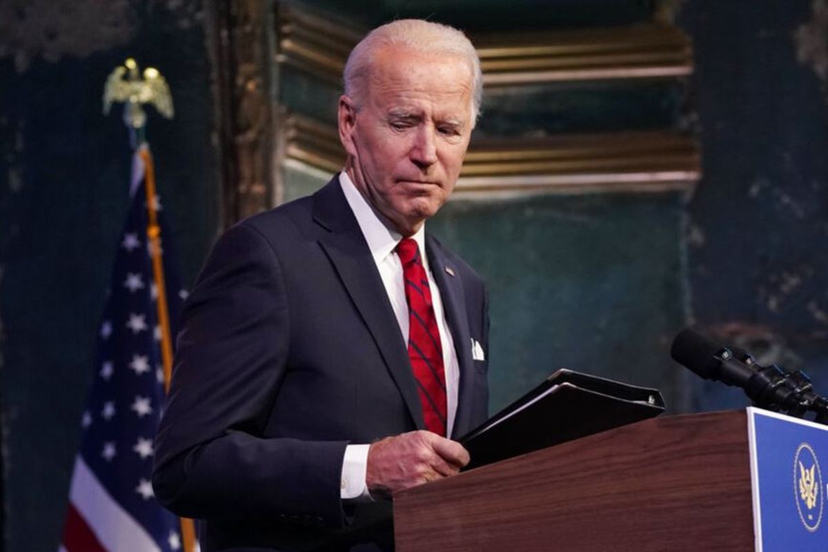 Presiden terpilih Joe Biden pergi setelah berbicara di sebuah acara di teater The Queen, Jumat, 15 Januari 2021, di Wilmington, Delaware.