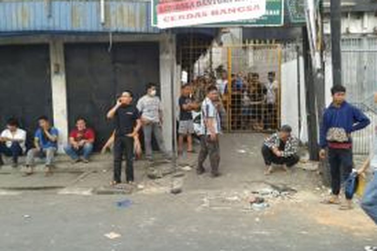 Warga kampung pulo pasca bentrok denga n aparat. Nampak pemukiman warga sempat ditutup setelah dipukul mundur aparat.