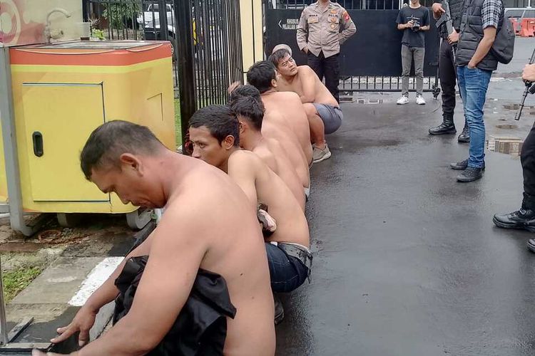 13 orang oknum ormas yang menjadi terduga pelaku pengeroyokan seorang Satpam dan perusakan kantor leasing di Plaza Asia ditangkap petugas Polresta Tasikmalaya, Jawa Barat, Selasa (26/3/2024) petang.