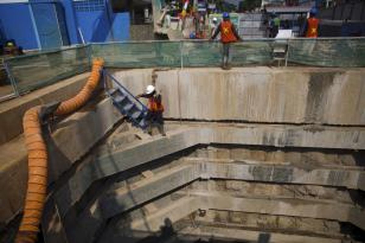 Aktivitas pekerja dalam proyek pembangunan Sodetan Kali Ciliwung di Jalan Otto Iskandardinata 3, Jakarta Timur, Kamis (28/8/2014). Terowongan sodetan yang menghubungkan Kali Ciliwung dengan Kali Cipinang itu terus dilanjutkan. Pembangunan diperkirakan akan selesai pada Maret 2015.