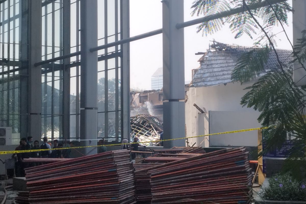 Petugas damkar masih menyiram sisa puing kebakaran yang masih berasap di kawasan Gedung A Museum Nasional, Gambir, Jakarta Pusat, Minggu (17/9/2023). (KOMPAS.com/XENA OLIVIA)