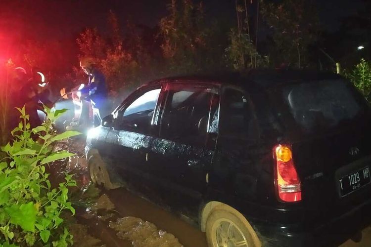 Kondisi mobil yang terjebak di jalan berlumpur gara-gara ikut google maps di Kecamatan Klapanunggal, Kabupaten Bogor, Jawa Barat, Senin (22/4/2024) malam