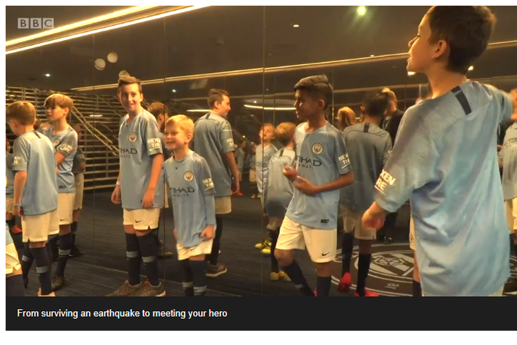 Rizky menjadi player escort laga Manchester City vs Leicester City, 6 Mei 2019. 