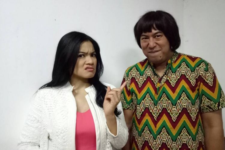 Titi Kamal dan Pandji Pragiwaksono diabadikan saat memerankan karakter masing-masing dalam film Insya Allah, Sah!, di Gedung Indonesia Menggugat, Bandung, Jawa Barat, Jumat (12/5/2017).