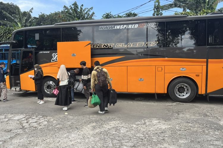Penumpang memadati Terminal Baranangsiang untuk mudik Lebaran menggunakan bus, Minggu (7/4/2024).