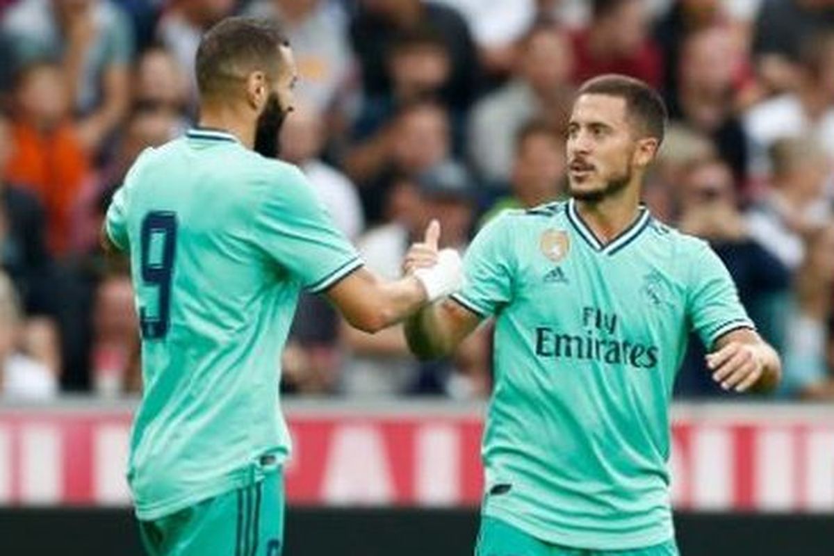 Penyerang Real Madrid, Eden Hazard (tengah), merayakan gol yang dicetak ke gawang Salzburg dalam laga pramusim di Stadion Red Bull Arena, Rabu (7/8/2019) waktu setempat atau Kamis dini hari WIB.
